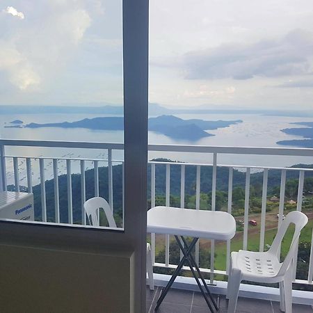 Blowing In The Wind - Lake View Apartments Tagaytay City Rom bilde