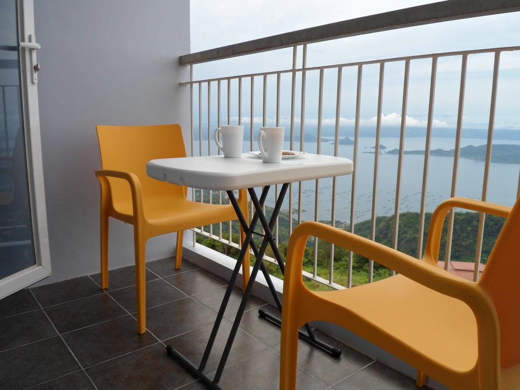 Blowing In The Wind - Lake View Apartments Tagaytay City Rom bilde