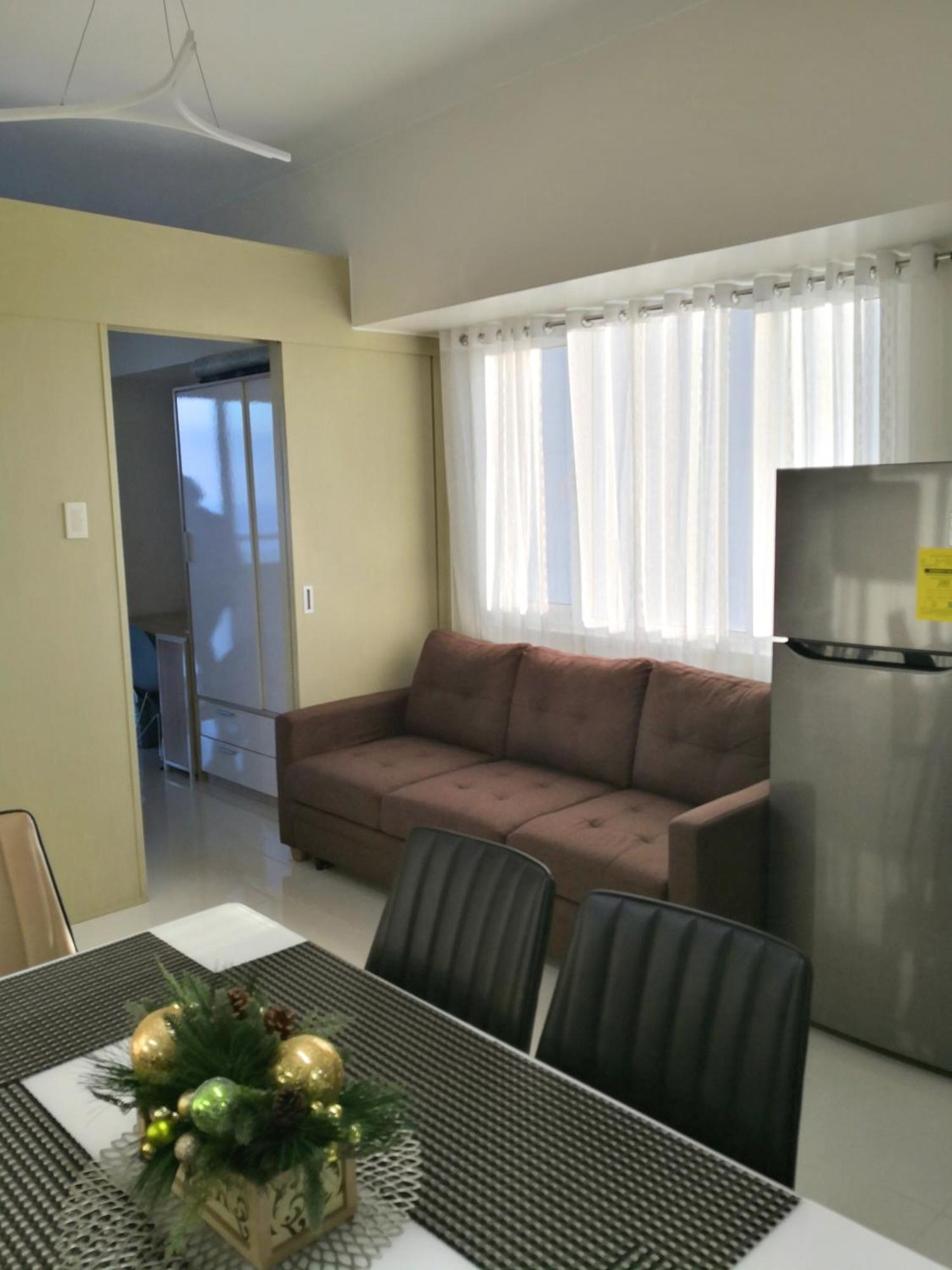 Blowing In The Wind - Lake View Apartments Tagaytay City Rom bilde