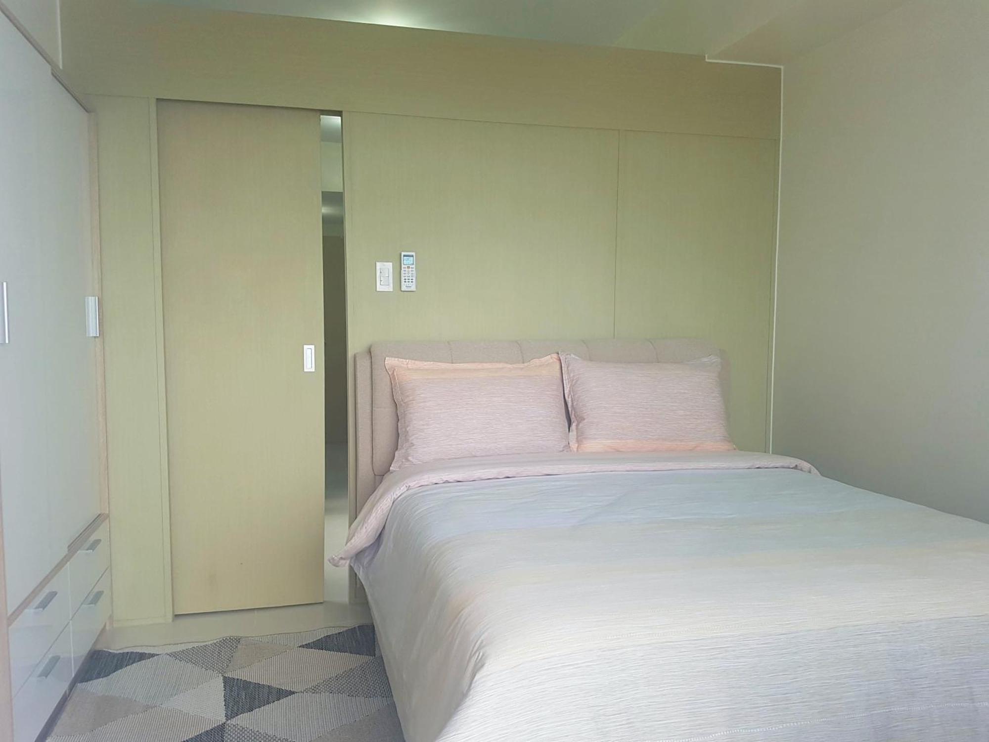 Blowing In The Wind - Lake View Apartments Tagaytay City Rom bilde