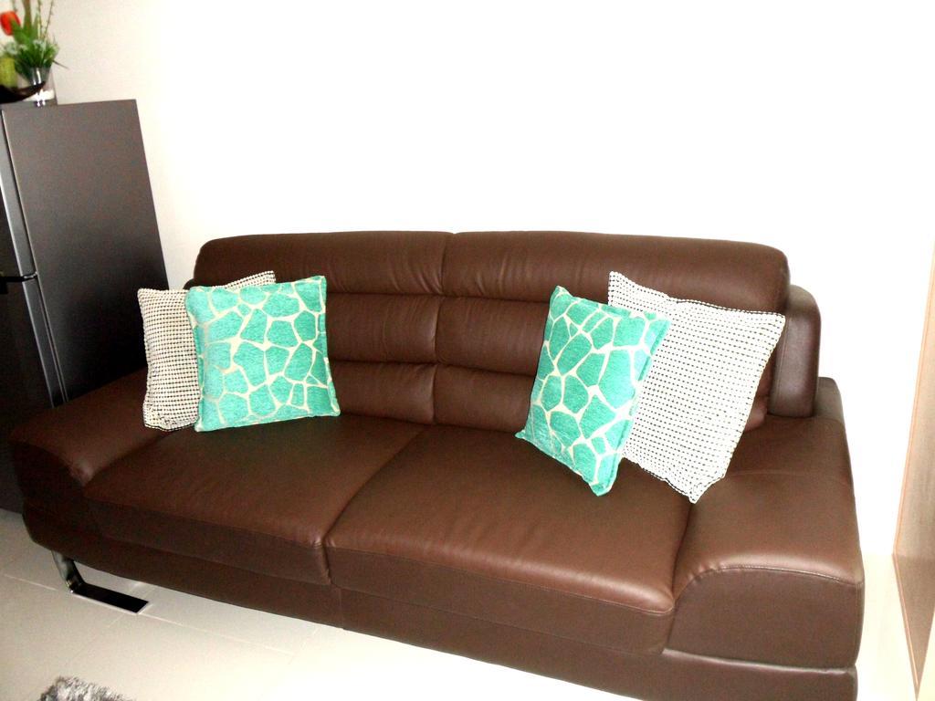 Blowing In The Wind - Lake View Apartments Tagaytay City Rom bilde