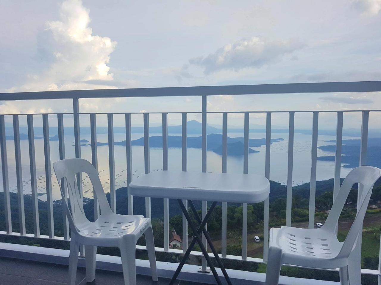 Blowing In The Wind - Lake View Apartments Tagaytay City Rom bilde